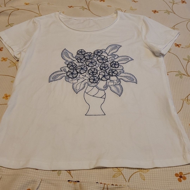 cawaii(カワイイ)の新品タグ付き　FRENCH PAVE♡cawaii  お花カットソー　Tシャツ レディースのトップス(Tシャツ(半袖/袖なし))の商品写真