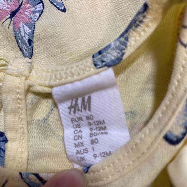 H&M(エイチアンドエム)のちょうちょ柄　ワンピース風　888番 キッズ/ベビー/マタニティのベビー服(~85cm)(Ｔシャツ)の商品写真