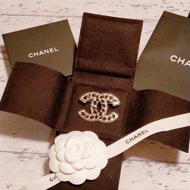 CHANEL(シャネル)の新品 CHANEL ブローチ CCマーク レザー 黒 ブラック レディースのアクセサリー(ブローチ/コサージュ)の商品写真