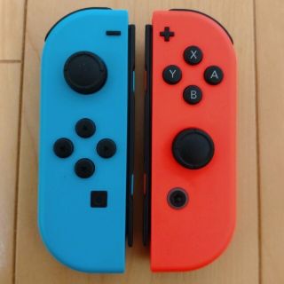 ニンテンドースイッチ(Nintendo Switch)のジョイコン　ネオンブルー&ネオンレッド(携帯用ゲーム機本体)