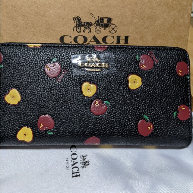 COACH(コーチ)のCOACH  長財布　ラウンドファスナー　りんご黒 レディースのファッション小物(財布)の商品写真