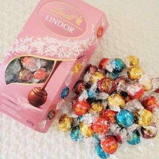 リンツ(Lindt)のリンツ リンドール ピンクアソート チョコレート コストコ ミルク チョコ(菓子/デザート)