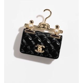 シャネル(CHANEL)の新品 CHANEL ブローチ マトラッセバッグ 黒 ブラック(ブローチ/コサージュ)