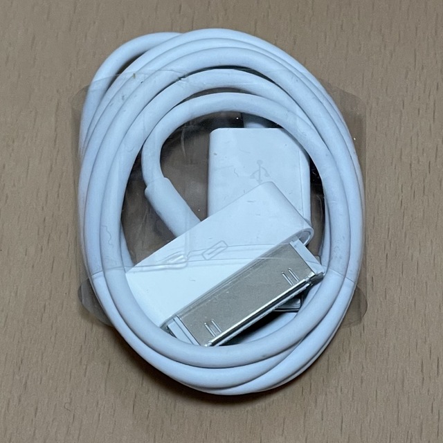 Apple(アップル)のApple Dock Connector 30pin - USB 未使用 スマホ/家電/カメラのスマートフォン/携帯電話(バッテリー/充電器)の商品写真