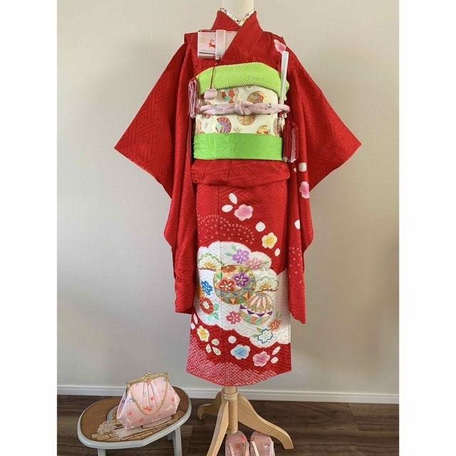 七五三に☆正絹赤色に手描き友禅 鞠と松、桜 四つ身の着物セット