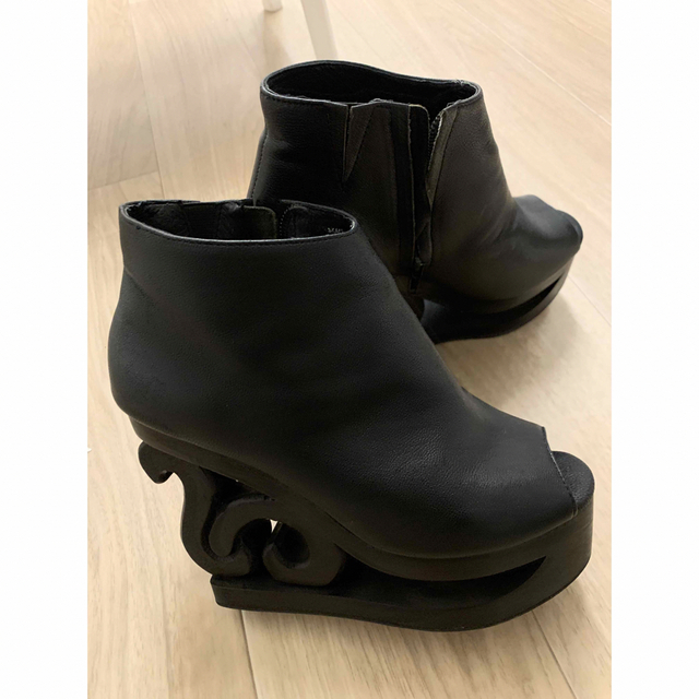 JEFFREY CAMPBELL(ジェフリーキャンベル)のショートブーツ　黒Jeffrey Campbellスケートヒール オープントゥ  レディースの靴/シューズ(ブーツ)の商品写真