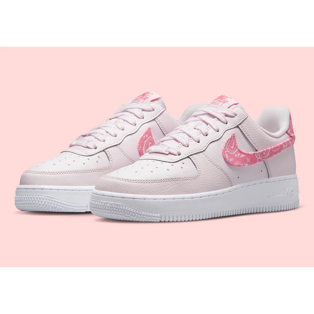 NIKE(ナイキ)のNIKE ナイキ  AIR FORCE 1 ペイズリー　ピンク　23.5 限定 レディースの靴/シューズ(スニーカー)の商品写真