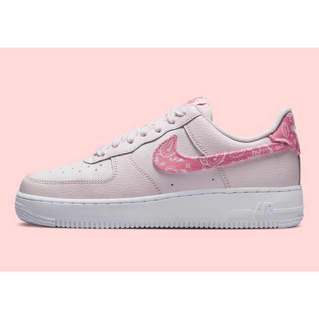 NIKE(ナイキ)のNIKE ナイキ  AIR FORCE 1 ペイズリー　ピンク　23.5 限定 レディースの靴/シューズ(スニーカー)の商品写真