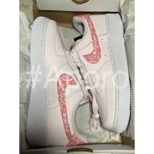 NIKE(ナイキ)のNIKE ナイキ  AIR FORCE 1 ペイズリー　ピンク　23.5 限定 レディースの靴/シューズ(スニーカー)の商品写真