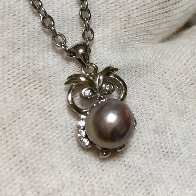 天然真珠　パープルカラー系　ふくろうペンダント　ステンレスネックレス レディースのアクセサリー(ネックレス)の商品写真