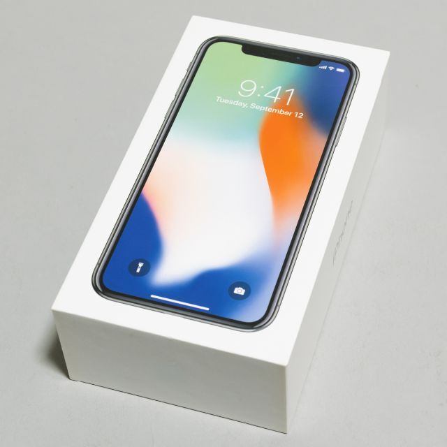 Apple(アップル)のApple SIMフリー iPhone X シルバー 256GB ロック解除済 スマホ/家電/カメラのスマートフォン/携帯電話(スマートフォン本体)の商品写真