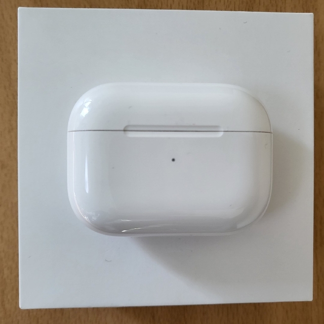 Apple(アップル)のapple airpods pro MWP22J/A 第一世代 ノイキャン スマホ/家電/カメラのオーディオ機器(ヘッドフォン/イヤフォン)の商品写真