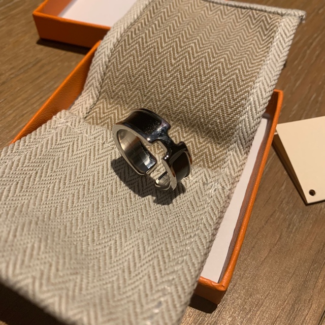 Hermes(エルメス)の新品HERMES エルメス イヤーカフ GM  黒　シルバー レディースのアクセサリー(イヤーカフ)の商品写真