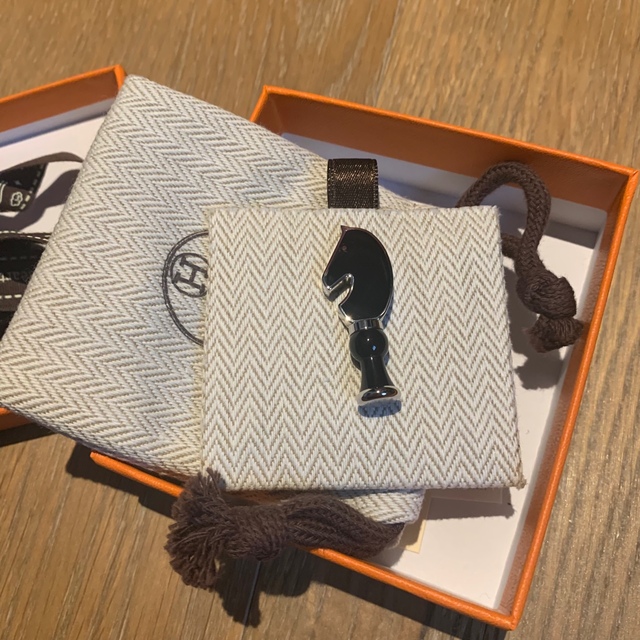 Hermes(エルメス)の新品エルメス　馬　ホースピンバッジ　ブラック　シルバー金具　 メンズのアクセサリー(その他)の商品写真