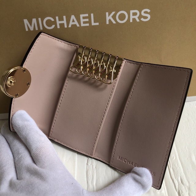 Michael Kors(マイケルコース)の新品★定価27,500円★マイケルコース シグネチャー ピンク キーケース レディースのファッション小物(キーケース)の商品写真