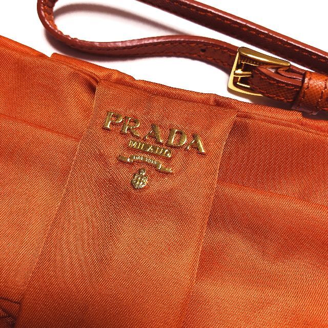 PRADA(プラダ)のプラダリボンクラッチバッグ　ポーチオレンジ新品S101 レディースのバッグ(クラッチバッグ)の商品写真