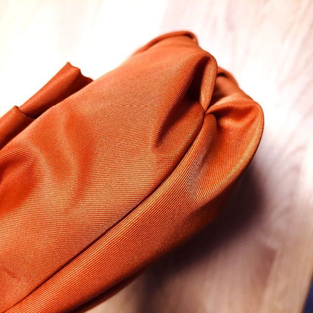 PRADA(プラダ)のプラダリボンクラッチバッグ　ポーチオレンジ新品S101 レディースのバッグ(クラッチバッグ)の商品写真