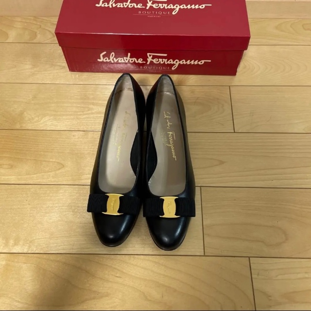 ferragamo vara パンプス　7c