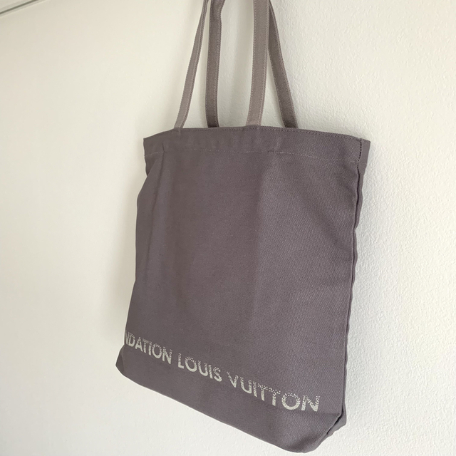 LOUIS VUITTON(ルイヴィトン)のフォンダシオン ルイヴィトン トート ポケット付 グレー ルイヴィトン美術館 レディースのバッグ(トートバッグ)の商品写真