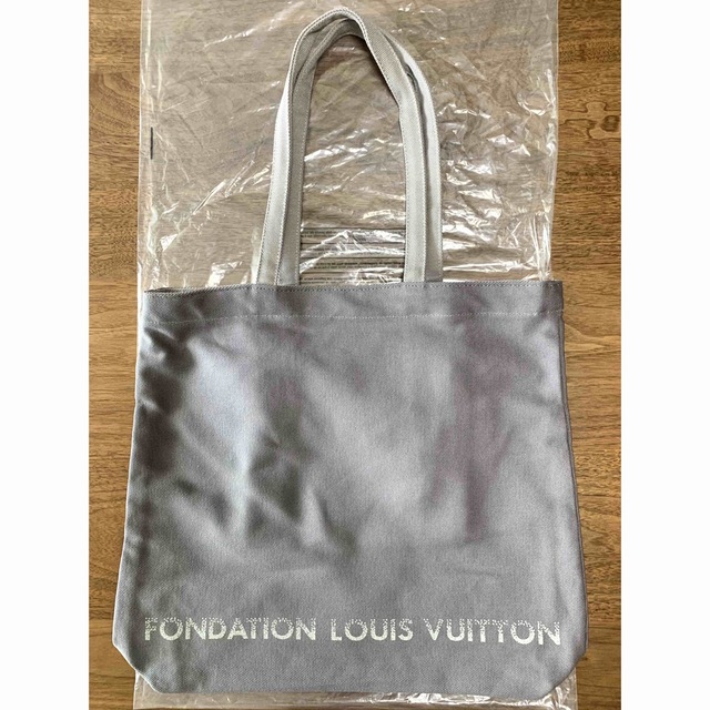 LOUIS VUITTON(ルイヴィトン)のフォンダシオン ルイヴィトン トート ポケット付 グレー ルイヴィトン美術館 レディースのバッグ(トートバッグ)の商品写真