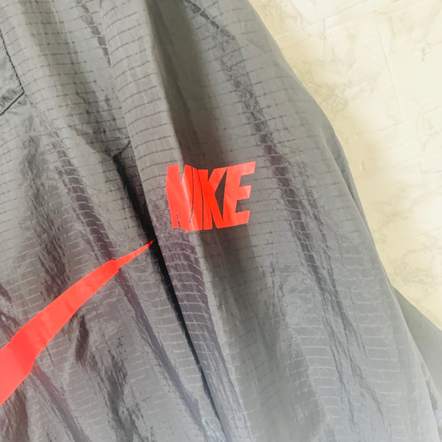 NIKE(ナイキ)の●究極追求配色●完売品●ナイキ●ナイロン●パーカー●赤黒配色●90s●爆限定品● メンズのトップス(パーカー)の商品写真