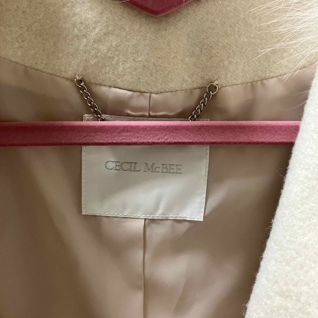 CECIL McBEE(セシルマクビー)のCECIL Mc BEE ファー付き コート レディースのジャケット/アウター(毛皮/ファーコート)の商品写真