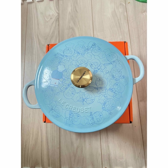 LE CREUSET(ルクルーゼ)のマルミット22cm ドラえもん　限定 インテリア/住まい/日用品のキッチン/食器(鍋/フライパン)の商品写真