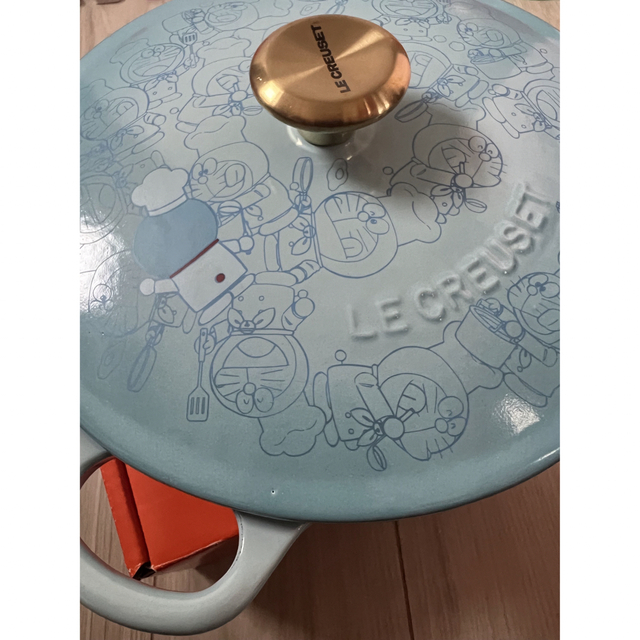 LE CREUSET(ルクルーゼ)のマルミット22cm ドラえもん　限定 インテリア/住まい/日用品のキッチン/食器(鍋/フライパン)の商品写真