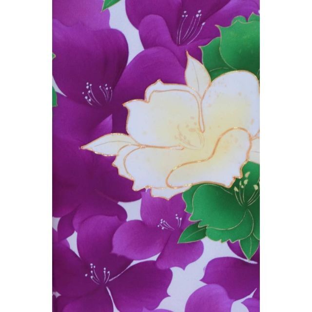 ＢＢお仕立て上がり正絹振袖　白、紫色、緑色、クリーム地に花柄　刺繍入り レディースの水着/浴衣(振袖)の商品写真