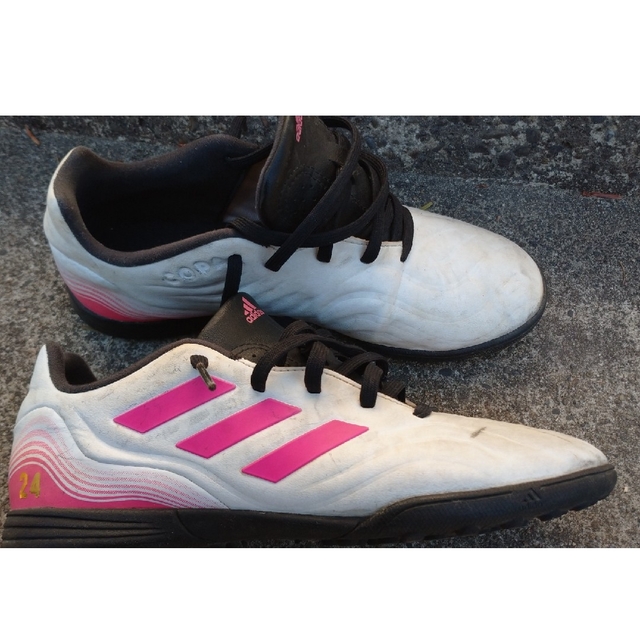 adidas(アディダス)のサッカー トレーニングシューズ 23.5cm スポーツ/アウトドアのサッカー/フットサル(シューズ)の商品写真