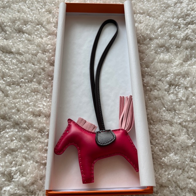 エルメス HERMES ロデオ チャーム pm フランボワーズ 未使用品 驚きの