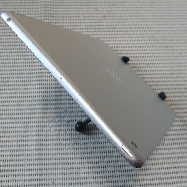 完動品iPad第5世代(A1822)本体32GBシルバーWi-Fiモデル送料込 3