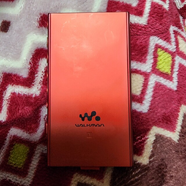 WALKMAN(ウォークマン)のNW-A105 red 本体、ケースのみ スマホ/家電/カメラのオーディオ機器(ポータブルプレーヤー)の商品写真