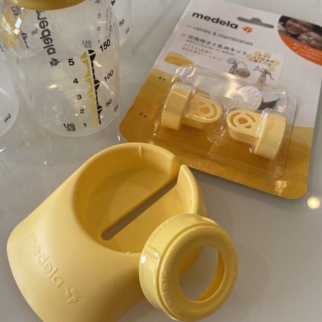 medela(メデラ)のMEDELAメデラ 母乳ボトル 150ml  4本セット 交換用搾乳弁キット キッズ/ベビー/マタニティの授乳/お食事用品(哺乳ビン)の商品写真