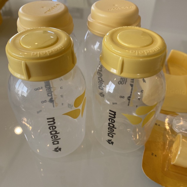 medela(メデラ)のMEDELAメデラ 母乳ボトル 150ml  4本セット 交換用搾乳弁キット キッズ/ベビー/マタニティの授乳/お食事用品(哺乳ビン)の商品写真