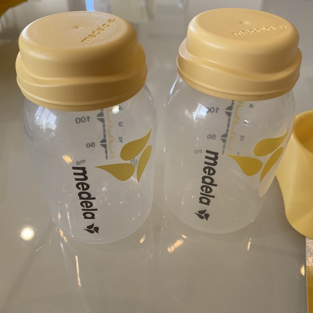 medela(メデラ)のMEDELAメデラ 母乳ボトル 150ml  4本セット 交換用搾乳弁キット キッズ/ベビー/マタニティの授乳/お食事用品(哺乳ビン)の商品写真