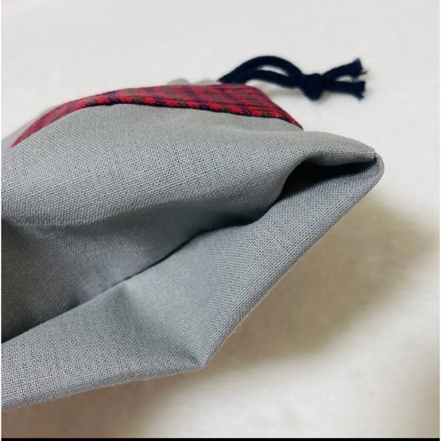 ミニ巾着🧸ファミリアチェック 【グレー&レッド】 ハンドメイドのキッズ/ベビー(外出用品)の商品写真