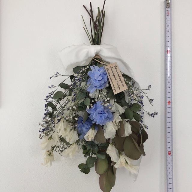 ドライフラワースワッグ　白いスイートピーと紫陽花のエアリーブーケ ハンドメイドのフラワー/ガーデン(ドライフラワー)の商品写真