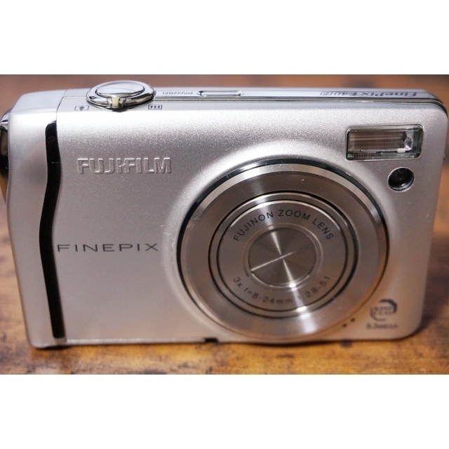 富士フイルム(フジフイルム)の美品 富士フィルム fujifilm finepix f40fd スマホ/家電/カメラのカメラ(コンパクトデジタルカメラ)の商品写真