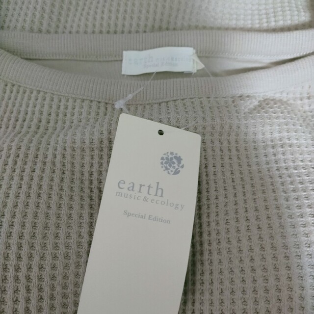 earth music & ecology(アースミュージックアンドエコロジー)のカップ付きキャミソール　グレーベージュ　M 　アースミュージックアンドエコロジー レディースのトップス(キャミソール)の商品写真