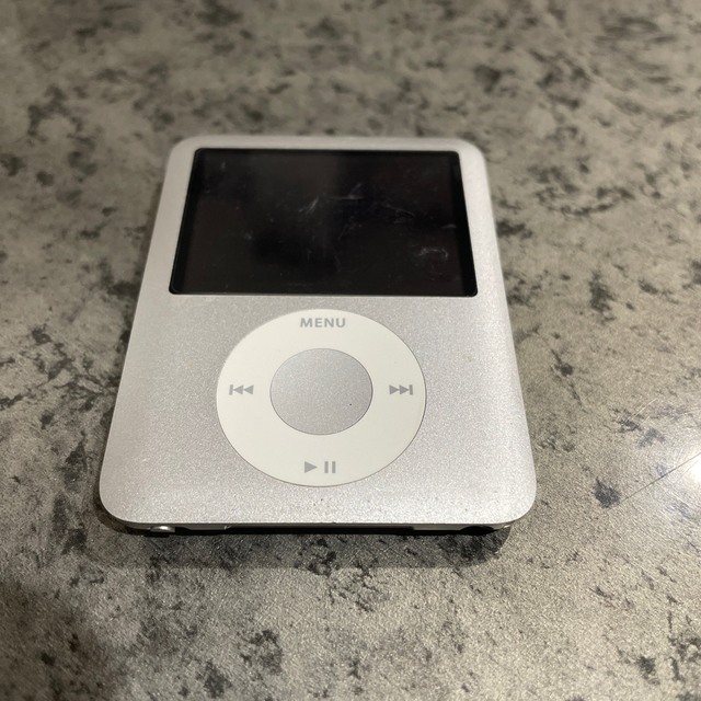 iPod(アイポッド)のiPod nano 第3世代　8GB　シルバー スマホ/家電/カメラのオーディオ機器(ポータブルプレーヤー)の商品写真