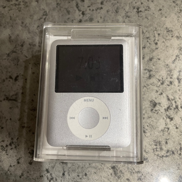 iPod(アイポッド)のiPod nano 第3世代　8GB　シルバー スマホ/家電/カメラのオーディオ機器(ポータブルプレーヤー)の商品写真