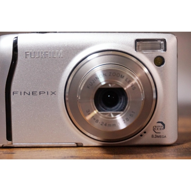 富士フイルム(フジフイルム)の美品 富士フィルム finepix f40fd スマホ/家電/カメラのカメラ(コンパクトデジタルカメラ)の商品写真