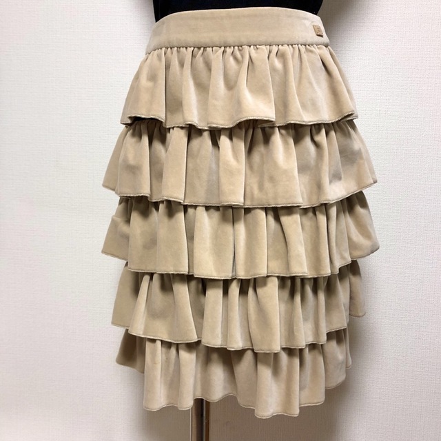 CHANEL(シャネル)のシャネル　ティアードスカート　フリル　ベージュ　別珍　ベロア　スカート　スエード レディースのスカート(ひざ丈スカート)の商品写真