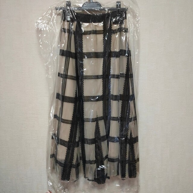 SNIDEL(スナイデル)の【24時間限定・未着用タグ付】SNIDEL フロッキーチュールスカート ブラック レディースのスカート(ロングスカート)の商品写真