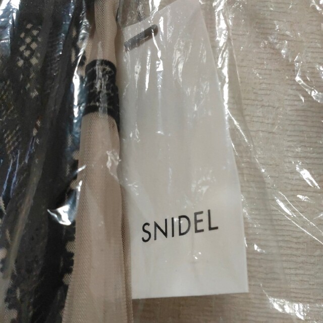 SNIDEL(スナイデル)の【24時間限定・未着用タグ付】SNIDEL フロッキーチュールスカート ブラック レディースのスカート(ロングスカート)の商品写真