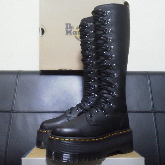 Dr.Martens(ドクターマーチン)の【専用】Dr.Martens 1B60MAX UK4 黒 厚底 20ホール丈 レディースの靴/シューズ(ブーツ)の商品写真