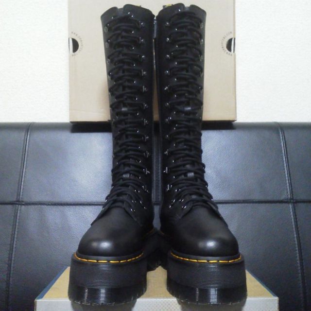 Dr.Martens(ドクターマーチン)の【専用】Dr.Martens 1B60MAX UK4 黒 厚底 20ホール丈 レディースの靴/シューズ(ブーツ)の商品写真