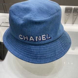 シャネル(CHANEL)の付属品全てあり❗22SS【CHANEL】バケットハット ★ デニム CCロゴ(ハット)