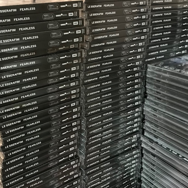 LESSERAFIM JAPAN FEARLESS ユニバ限定盤【30個】 独特な店 vivacf.net